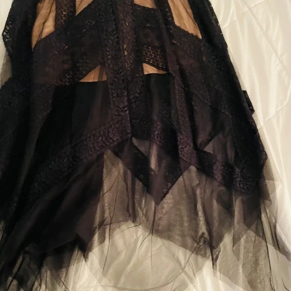 Elegant Black Lace Evening Dress - Picture 11 of 14